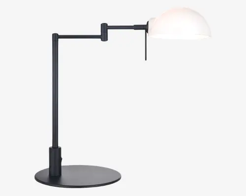Moderne skrivebordslampe med mat sort metalstel og rund, flad fod for stabilitet. Lampen har en justerbar arm med to drejepunkter, så lyset kan rettes fleksibelt. Skærmen er halvkugleformet og lavet af mat hvidt glas, som giver et blødt og jævnt lys uden genskin. Minimalistisk design, der passer til moderne arbejdsområder.