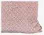 Rektangulær pude med en blød, velouragtig overflade i en afdæmpet rosa farve. Overfladen har et gentaget geometrisk mønster af sammenlåste chevroner i en lidt lysere nuance. Der sidder et lille stofmærke med branding i den ene side.