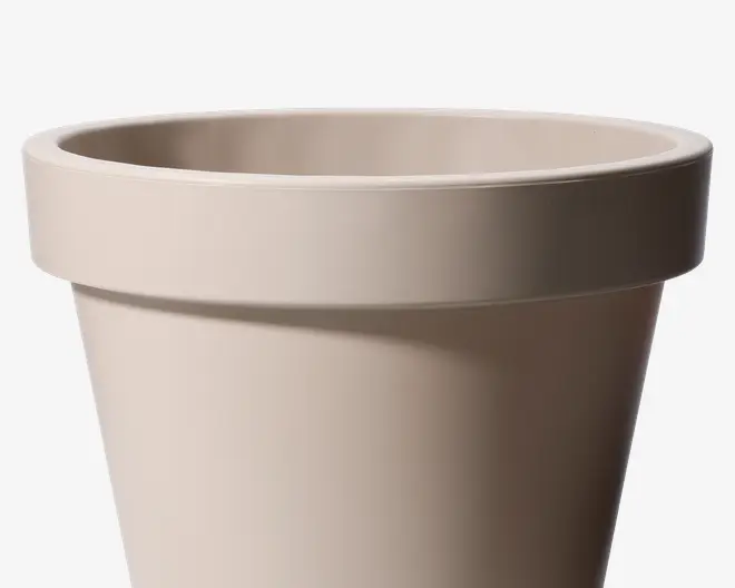 En beige beholder med mat finish, bred og kraftig kant samt en tilspidset cylindrisk form. Overfladen er glat og uden dekoration, hvilket giver et minimalistisk og moderne udtryk.