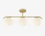 Moderne loftlampe med tre jævnt fordelte, runde kugler af mat glas, monteret på en slank, vandret metalstang i guld. Stangen er fastgjort til en matchende rund loftplade i guld med en kort, lodret stang. Designet er minimalistisk og elegant, velegnet til moderne indretning.