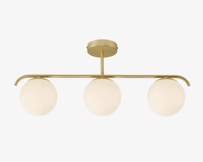 Moderne loftlampe med tre jævnt fordelte, runde kugler af mat glas, monteret på en slank, vandret metalstang i guld. Stangen er fastgjort til en matchende rund loftplade i guld med en kort, lodret stang. Designet er minimalistisk og elegant, velegnet til moderne indretning.