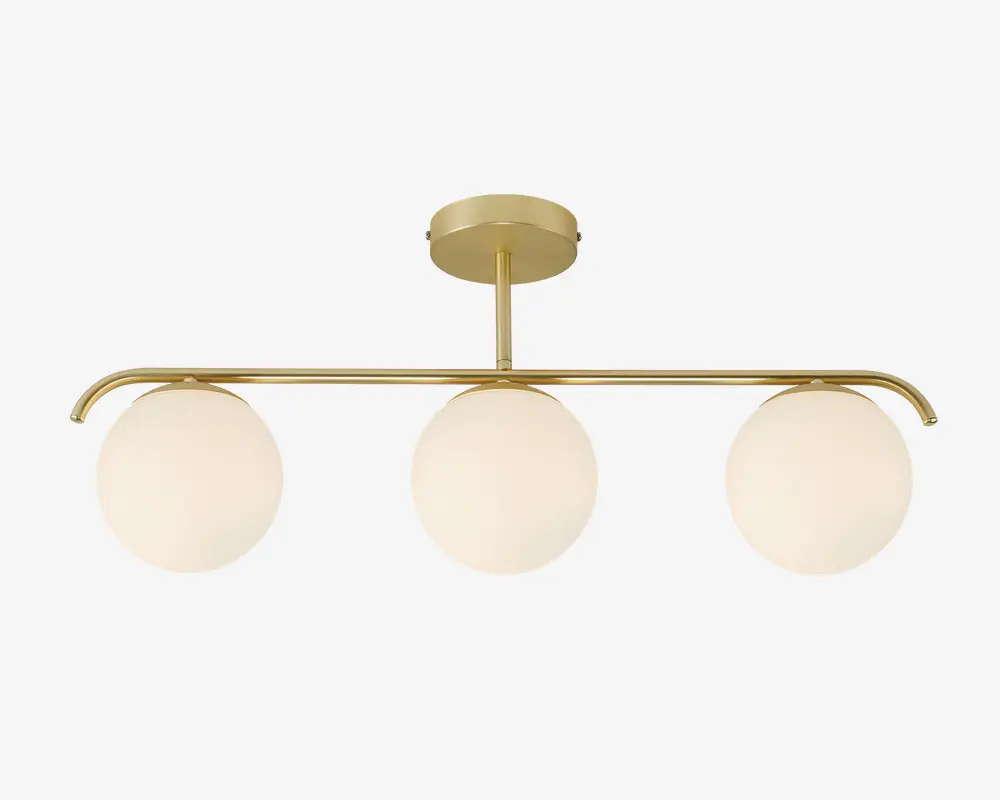 Moderne loftlampe med tre jævnt fordelte, runde kugler af mat glas, monteret på en slank, vandret metalstang i guld. Stangen er fastgjort til en matchende rund loftplade i guld med en kort, lodret stang. Designet er minimalistisk og elegant, velegnet til moderne indretning.
