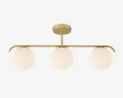 Moderne loftlampe med tre jævnt fordelte, runde kugler af mat glas, monteret på en slank, vandret metalstang i guld. Stangen er fastgjort til en matchende rund loftplade i guld med en kort, lodret stang. Designet er minimalistisk og elegant, velegnet til moderne indretning.