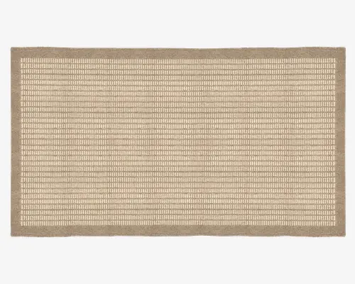 Rektangulært tæppe i beige med et diskret mønster af jævnt fordelte vandrette linjer, der består af små lodrette streger. Tæppet har en ensfarvet, lidt mørkere beige kant langs kanterne, hvilket giver et rent og moderne udtryk. Teksturen ser ud til at være vævet og egner sig til både indendørs og udendørs brug.