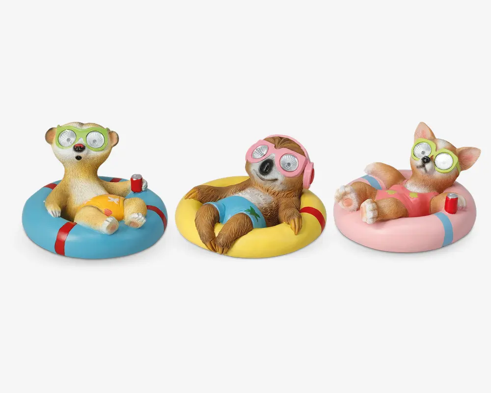 Tre dyrefigurer ligger afslappet på farverige baderinge. Hver figur har badebukser på og grønne briller med agurkeskiver over øjnene, hvilket giver et spa- eller afslapningstema. Den venstre figur ligner et surikat på en blå og rød badering, iført gule badebukser og holder en rød sodavandsdåse. Den midterste figur, delvist skjult af et sløret ansigt, ser ud til at være en dovendyr på en gul badering, iført blå badebukser og lyserøde hovedtelefoner. Den højre figur ligner en corgi-hund på en lyserød og blå badering, iført lyserøde badebukser og holder også en rød sodavandsdåse. Alle figurer har en afslappet og legende positur.