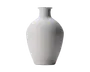 Enkel mat hvid vase med smal hals, let udadbøjet kant, rund krop og tilspidset bund.