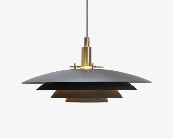 En moderne pendellampe med et lagdelt, geometrisk design bestående af tre flade, firkantede metalskærme i mat sort finish. Skærmene er stablet med mellemrum imellem, hvilket skaber en etageeffekt, der spreder lyset nedad. Lampen hænger i en central stang med en børstet messingdetalje øverst, som tilføjer et elegant og kontrastfuldt præg til det minimalistiske udtryk.