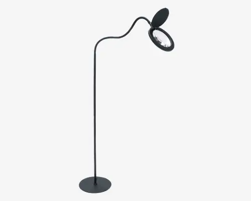 Høj, fritstående lampe med en rund, stabil fod og en slank, metalstang. Lampen har en fleksibel svanehalsarm, der gør det muligt at justere positionen. Øverst sidder en cirkulær forstørrelseslinse med indbygget LED-lyskrans og et opklappeligt beskyttelseslåg. Designet er moderne og funktionelt, ideelt til opgaver, der kræver præcisionsarbejde eller detaljeret inspektion.
