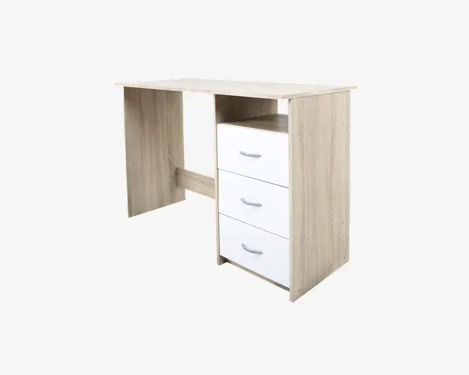 Et kompakt skrivebord med lys træfinish og tre hvide skuffer i højre side. Skufferne har buede sølvfarvede greb, og bordet har et enkelt, moderne design med rene linjer. Der er et åbent rum til venstre til benplads eller opbevaring.