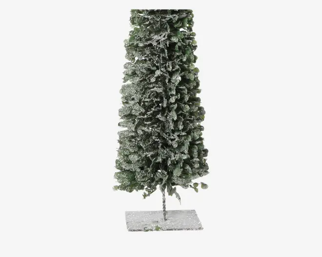 Højt, smalt kunstigt træ med tætte grønne grene dækket af et lag kunstig sne. Træet står oprejst på en rektangulær hvid fod, hvilket giver det et vinterligt og festligt udseende. Grenene er jævnt fordelt, og sneeffekten er ensartet over hele træet.