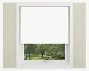 En hvid rullegardin dækker delvist et vindue, så den nederste del af vinduet forbliver fri. Gardinet har en glat, ensartet overflade uden synlige mønstre eller teksturer, og vinduesrammen er hvid. Gardinet ser ud til at være lavet af et lystæt materiale, der giver privatliv og lyskontrol.