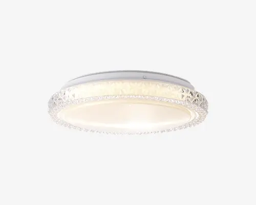 Rund loftlampe med en mat hvid diffuser og en dekorativ, facetslebet klar kant. Kanten har et geometrisk mønster, der tilføjer elegance og glans. Lampen udsender et blødt, varmt hvidt lys og passer godt til moderne eller nutidige indretninger.