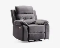 Blød, moderne lænestol betrukket med gråt stof. Stolen har tykke, polstrede armlæn, høj ryg med vandrette syninger og et bredt, støttende sæde. Der er en knap på siden til elektrisk recliner-funktion. Designet lægger vægt på komfort og et moderne udtryk.