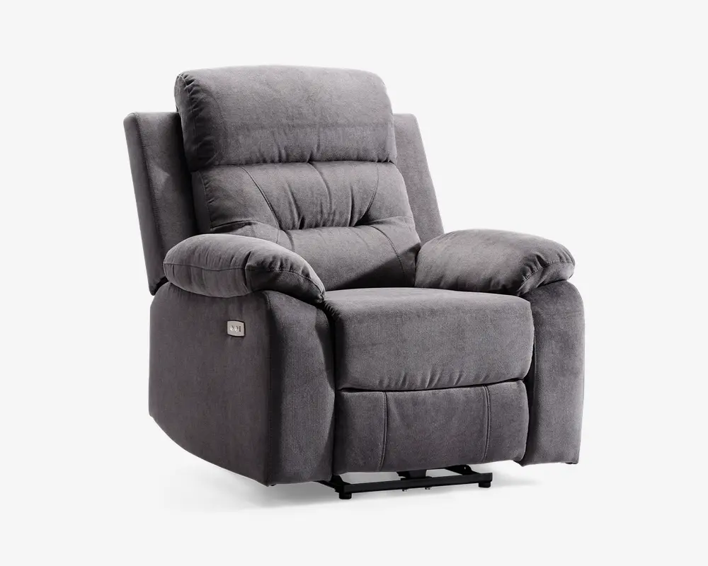 Blød, moderne lænestol betrukket med gråt stof. Stolen har tykke, polstrede armlæn, høj ryg med vandrette syninger og et bredt, støttende sæde. Der er en knap på siden til elektrisk recliner-funktion. Designet lægger vægt på komfort og et moderne udtryk.