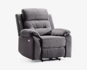 Blød, moderne lænestol betrukket med gråt stof. Stolen har tykke, polstrede armlæn, høj ryg med vandrette syninger og et bredt, støttende sæde. Der er en knap på siden til elektrisk recliner-funktion. Designet lægger vægt på komfort og et moderne udtryk.