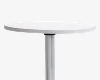 Rund bordplade med en glat, mat hvid overflade, understøttet af et enkelt centralt metalben. Bordpladens kant er let skrå, og benet har et robust, cylindrisk design med en diskret sort detalje, hvor det møder bordpladen.