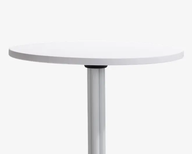 Rund bordplade med en glat, mat hvid overflade, understøttet af et enkelt centralt metalben. Bordpladens kant er let skrå, og benet har et robust, cylindrisk design med en diskret sort detalje, hvor det møder bordpladen.