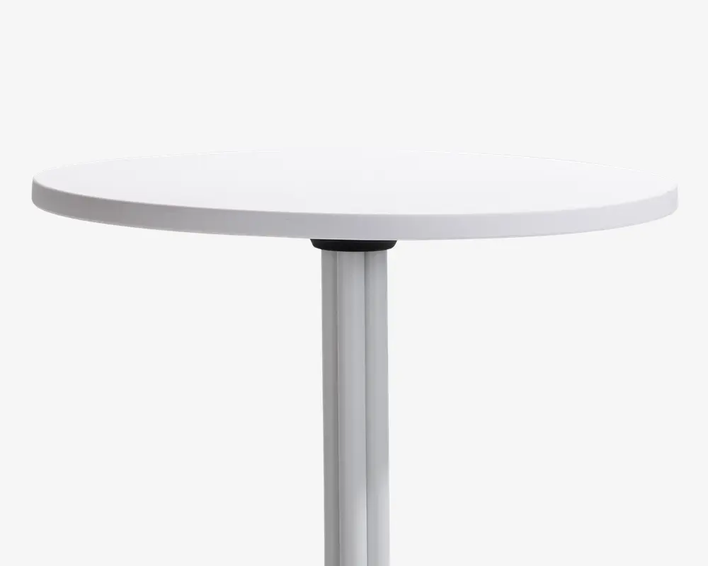 Rund bordplade med en glat, mat hvid overflade, understøttet af et enkelt centralt metalben. Bordpladens kant er let skrå, og benet har et robust, cylindrisk design med en diskret sort detalje, hvor det møder bordpladen.