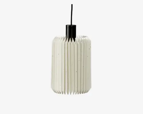 Hængelampe med cylindrisk skærm, der har et plisseret, origami-lignende design i offwhite. Skærmen har en tekstureret overflade med små pletter, og lampen afsluttes med en glat sort metalfatning og en sort ledning til ophængning.