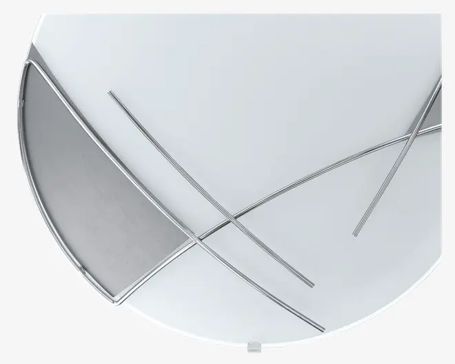 Rund loftslampe med mat hvidt glasoverflade, der har et moderne design med krydsende sølvfarvede metalstriber og et mat sølvfarvet felt på den ene side. Lampen har et stilrent og minimalistisk udtryk, der passer til moderne indretning.
