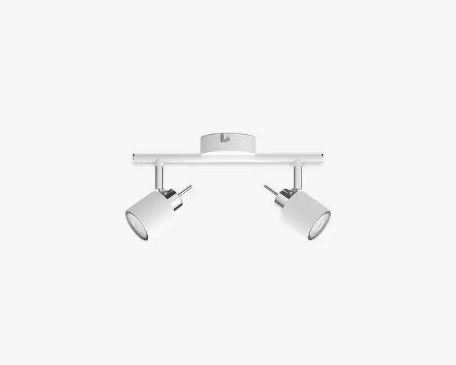 Moderne loftmonteret lampe med to justerbare spotlys. Lampen har en mat hvid finish og består af en rektangulær vandret stang, der bærer to cylindriske lampehoveder. Hvert spotlys kan drejes og vinkles individuelt, så lysets retning kan tilpasses. Designet er stilrent og minimalistisk, velegnet til moderne indretning.