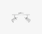 Moderne loftmonteret lampe med to justerbare spotlys. Lampen har en mat hvid finish og består af en rektangulær vandret stang, der bærer to cylindriske lampehoveder. Hvert spotlys kan drejes og vinkles individuelt, så lysets retning kan tilpasses. Designet er stilrent og minimalistisk, velegnet til moderne indretning.
