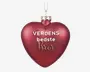 Hjerteformet ornament i dyb rød farve med blank overflade, dekoreret med teksten 'VERDENS bedste Bror' i hvid og guldfarvet skrift. Ornamentet har en sølvfarvet top med dekorativt mønster og et gyldent ophængsbånd.