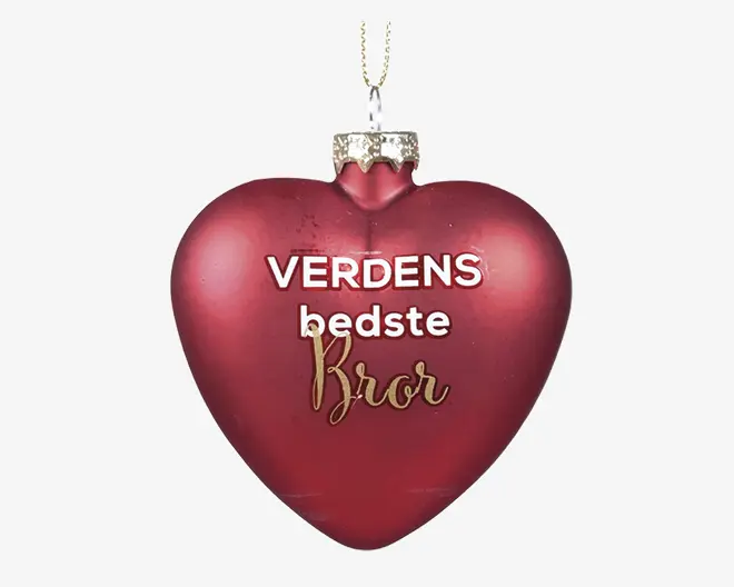 Hjerteformet ornament i dyb rød farve med blank overflade, dekoreret med teksten 'VERDENS bedste Bror' i hvid og guldfarvet skrift. Ornamentet har en sølvfarvet top med dekorativt mønster og et gyldent ophængsbånd.