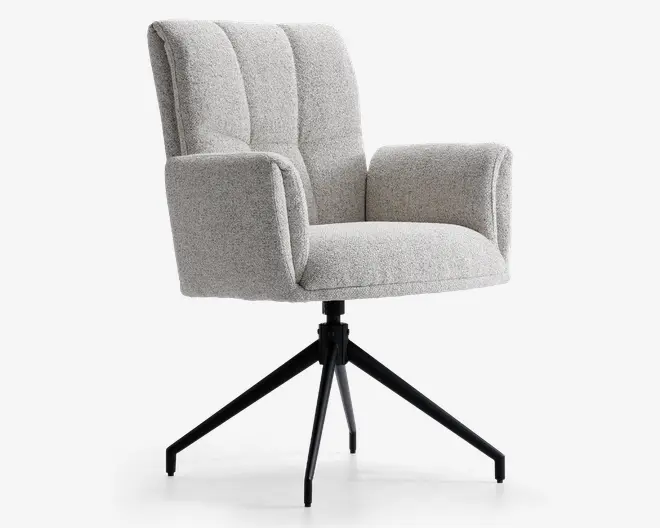 Moderne stol med lysegråt polstret stof, høj ryglæn med lodrette syninger, polstrede armlæn og blød sædehynde. Stolen har en sort metal drejefod med fire skråtstillede ben, der giver stabilitet og et moderne udtryk.