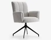 Moderne stol med lysegråt polstret stof, høj ryglæn med lodrette syninger, polstrede armlæn og blød sædehynde. Stolen har en sort metal drejefod med fire skråtstillede ben, der giver stabilitet og et moderne udtryk.