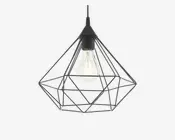 Hængelampe med et geometrisk, åbent metalstel i sort finish. Stellet danner en diamantlignende form omkring en enkelt synlig pære, hvilket giver et moderne og industrielt udtryk. Fatningen og ledningen er også sorte og matcher lampens design.