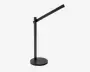 Elegant, moderne sort lampe med justerbar arm og en slank, aflang lysbjælke. Lampen har en rund base med touch-følsomme knapper, der gør det nemt at justere lysstyrke og farvetemperatur. Det minimalistiske design er ideelt til skriveborde eller arbejdsområder og giver fokuseret, tilpasselig belysning.