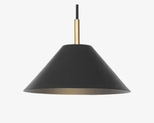 Pendellampe med en bred, mat sort konisk skærm og et glat, minimalistisk udtryk. Lampen har en slank messingstang øverst, som tilføjer et elegant præg, samt en sort stofbetrukket ledning til ophæng. Skærmens inderside er lys for at forbedre lysspredningen.