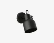 Væghængt lampe i mat sort med en rund, klokkeformet metalskærm. Lampen har en cirkulær base og et justerbart arm, så lysets retning kan ændres. Designet er minimalistisk og moderne, hvilket gør den velegnet til forskellige indretninger.