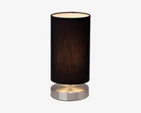 En moderne bordlampe med cylindrisk form, sort stofskærm og børstet metalfod. Lampen har et enkelt og minimalistisk design med en glat, rund fod og en lige, lodret skærm, der giver et blødt lys. Foden er lavet af metal med en diskret glans, som matcher den mørke skærm og giver et stilrent udtryk.