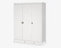 En høj, fritstående enhed med et rent, moderne design og tre glatte, hvide låger. Hver låge har et enkelt, mørkebrunt greb placeret centralt for nem åbning. Enheden står på fire solide ben, hvilket giver stabilitet og en let hævet position fra gulvet. Det samlede udtryk er minimalistisk og alsidigt, velegnet til forskellige indretninger.