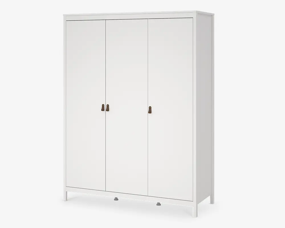 En høj, fritstående enhed med et rent, moderne design og tre glatte, hvide låger. Hver låge har et enkelt, mørkebrunt greb placeret centralt for nem åbning. Enheden står på fire solide ben, hvilket giver stabilitet og en let hævet position fra gulvet. Det samlede udtryk er minimalistisk og alsidigt, velegnet til forskellige indretninger.