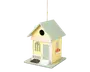Dekorativt fuglehus formet som et lille gult hus med lysegrønt tag, der har en lille veranda med hvidt gelænder, grøn dør og buede vinduer. Der er en lille hvid trappe op til døren, en blomsterkasse med orange blomster under et vindue, og et rundt indgangshul over verandaen.