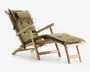 Liggestol i træ med tilhørende fodskammel, begge med tykke, olivengrønne polstrede hynder. Stolen har høj ryg, brede armlæn og en solid ramme i naturtræ. Hynderne er quiltede for ekstra komfort og fastgjort med snore.