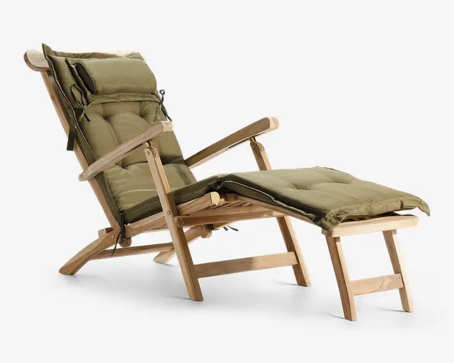 Liggestol i træ med tilhørende fodskammel, begge med tykke, olivengrønne polstrede hynder. Stolen har høj ryg, brede armlæn og en solid ramme i naturtræ. Hynderne er quiltede for ekstra komfort og fastgjort med snore.