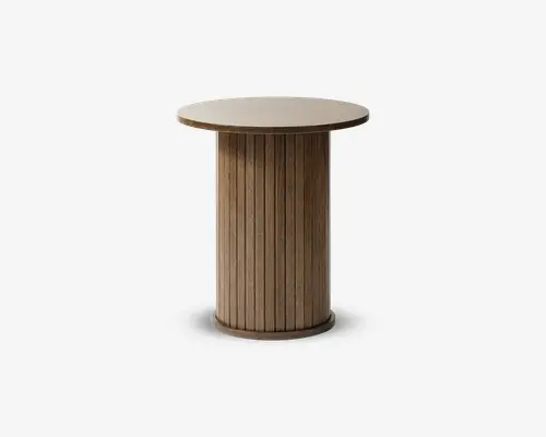 Rundt bord med en glat, flad bordplade og en cylindrisk base. Basen har lodrette trælameller, hvilket giver den et tekstureret, rillet udseende. Træet har en naturlig, lys brun finish, og designet er moderne og minimalistisk.
