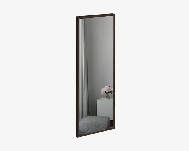 Rektangulært spejl med en slank, mørk ramme. Spejlet er højt og beregnet til lodret ophængning. Refleksionen viser et minimalistisk rum med lysegrå vægge, et hvidt gardin, et lille hvidt bord med en vase med lyserøde blomster og en grå polstret bænk.