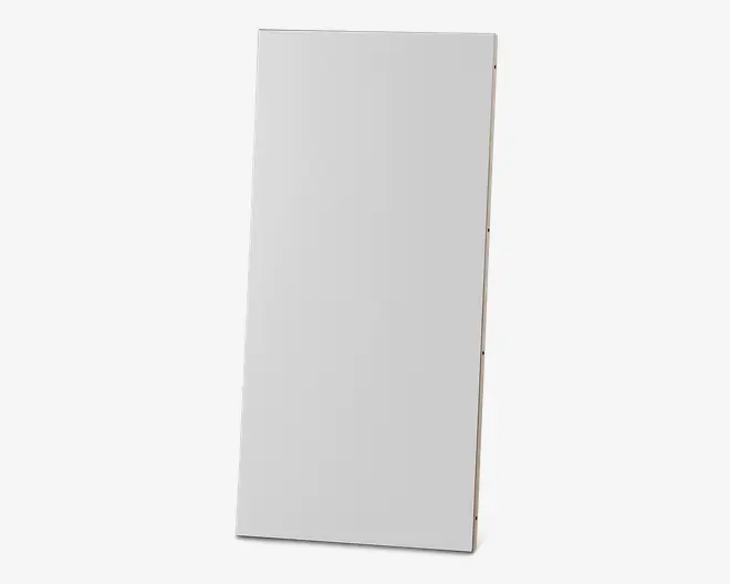 Rektangulær, flad plade med en glat, mat hvid overflade. Kanterne er lige og rene, og overfladen fremstår ensartet uden synlig struktur eller mønster. Pladen er tynd og let, velegnet til brug i byggeri eller indretning.