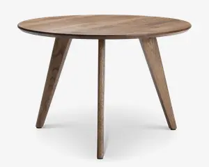 Rundt bord i træ med en glat, naturlig finish. Har tre skråtstillede ben for stabilitet og et minimalistisk, moderne design. Træets årer er synlige og giver et rustikt præg.