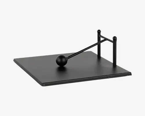 Minimalistisk serviettholder i mat sort metal med en flad, rektangulær bund. Har en vægtet svingarm med en rund kugle i enden, der holder servietterne på plads. Armen drejer mellem to lodrette stolper i den ene ende af bunden, hvilket gør det nemt at tage servietter og giver et stilrent, moderne udtryk.