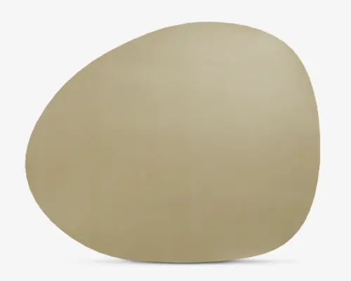 Uregelmæssigt formet, glat beige genstand med mat finish. Overfladen virker ensartet og uden tekstur, og kanterne er afrundede, hvilket giver den et organisk, stenlignende udseende.