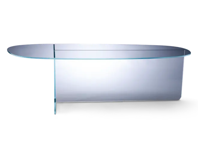 Moderne glasbord med en unik, asymmetrisk oval bordplade og en enkelt buet glasplade som base. Bordet er fremstillet udelukkende af klart glas, hvilket giver et elegant og minimalistisk udtryk. Kanterne er glatpolerede, og designet giver et åbent og let udtryk, der passer til moderne indretning.