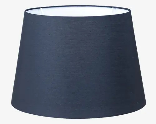 En mørkeblå, let konisk lampeskærm med glat stof på ydersiden og hvid inderside. Topåbningen er mindre end bunden, hvilket giver en fokuseret lysspredning. Designet er minimalistisk og moderne, velegnet til forskellige lampestativer.