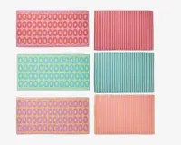 Sæt med seks rektangulære genstande, hver med et farverigt geometrisk mønster. Tre har gentagne ovale former i kontrastfarver (røde ovaler på lyserød, blå ovaler på turkis, lilla ovaler på fersken), og tre har lodrette striber i matchende farveskemaer (røde striber på lyserød, turkise striber på blå, orange striber på fersken). Alle genstande har en glat overflade og livlige, legende designs.