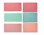 Sæt med seks rektangulære genstande, hver med et farverigt geometrisk mønster. Tre har gentagne ovale former i kontrastfarver (røde ovaler på lyserød, blå ovaler på turkis, lilla ovaler på fersken), og tre har lodrette striber i matchende farveskemaer (røde striber på lyserød, turkise striber på blå, orange striber på fersken). Alle genstande har en glat overflade og livlige, legende designs.